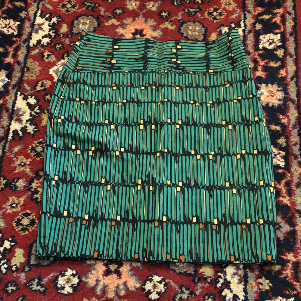 Green Patterned Pencil Skirt - Elegant Stretch Fit